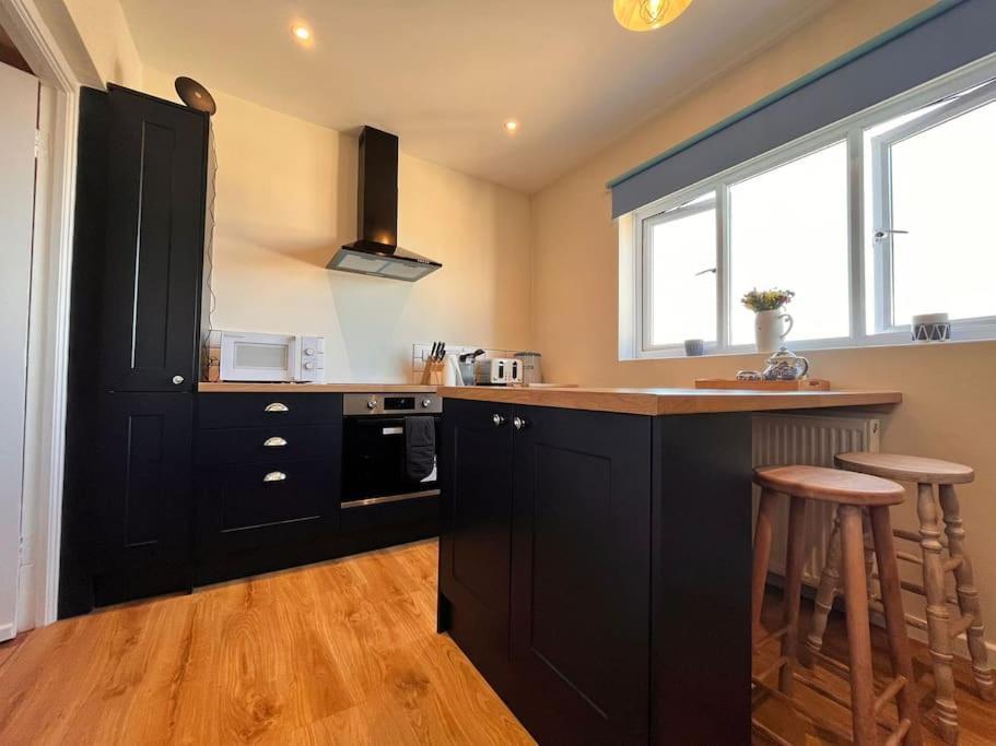 Blue Anchor House - Seaview, Hot Tub Apartments Exteriör bild