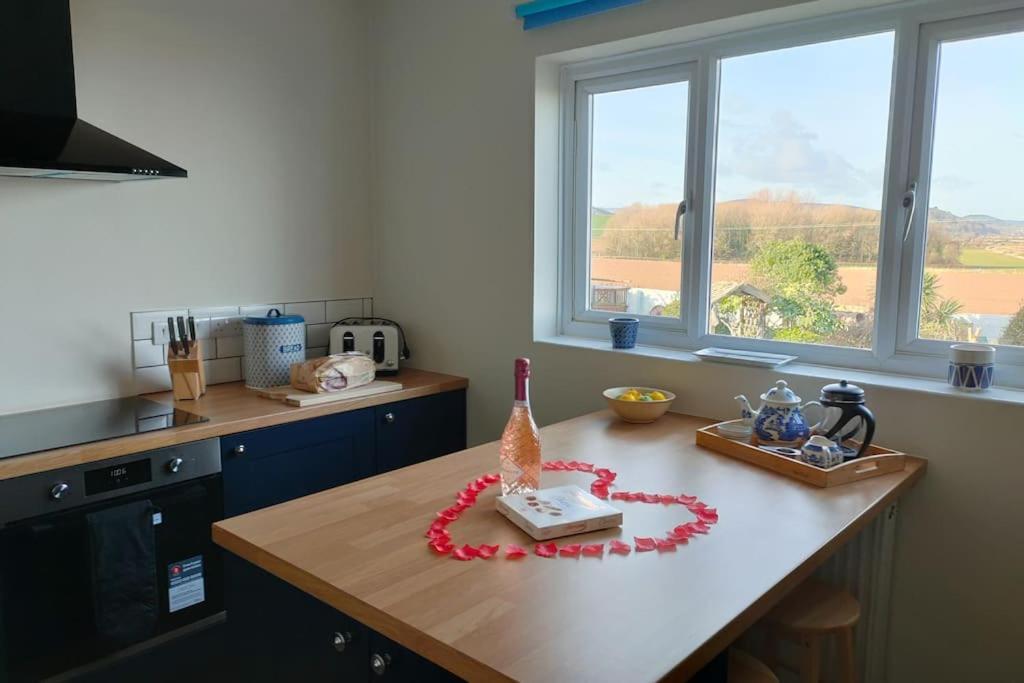 Blue Anchor House - Seaview, Hot Tub Apartments Exteriör bild